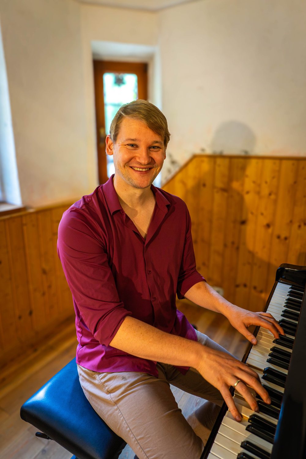 Johann Putensen lächelt am Klavier