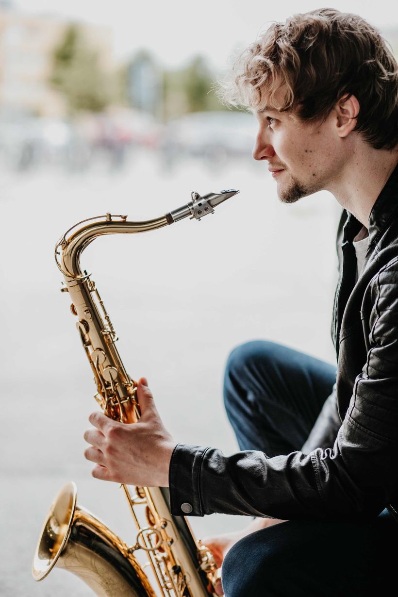 Johann Putensen mit dem Tenorsaxofon im Profil